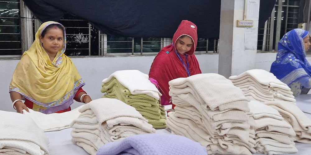 Beschäftigte Frauen einer Textilfabrik in Dhaka