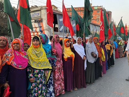 Arbeiterinnen bei einer Demonstration der Gewerkschaft NGWF in Bangladesch