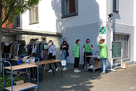 Ordnerinnen und Besucherinnen der Kleidertauschbörse Kleidertausch im Innenhof des ZeSaBo.