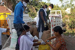 Innerhalb von 10 Tagen haben die Mitarbeiter*innen von SAVE Lebensmittel an über 1000 Familien verteilt, mitfinanziert über den FEMNET-Nothilfefonds. Tiruppur, Indien.