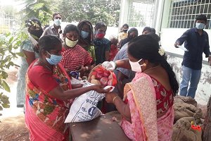 Nahrungsmittel werden an bedürftige Textilarbeiter*innen in Tamil Nadu verteilt. 