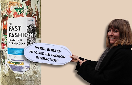 Kerstin Dahmen hält ein Schild hoch, auf dem die Aufforderung steht 'Werde Beiratsmitglied bei Fashion InterACTION'