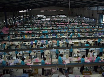 Textilarbeiter*innen in Indonesien in einer großen Fabrikhalle