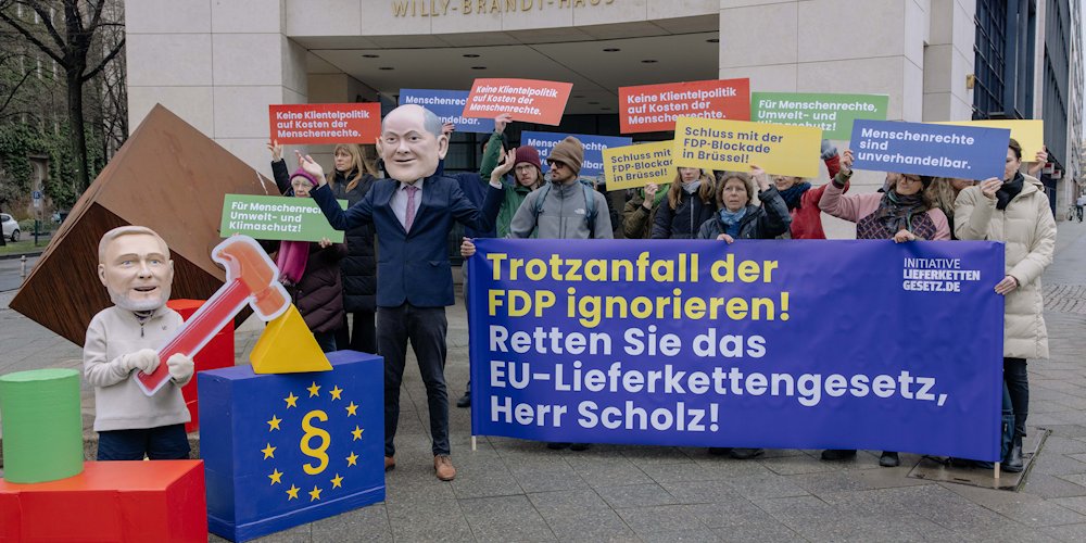 Protestaktion der Initiative Lieferkettengesetz in Berlin.