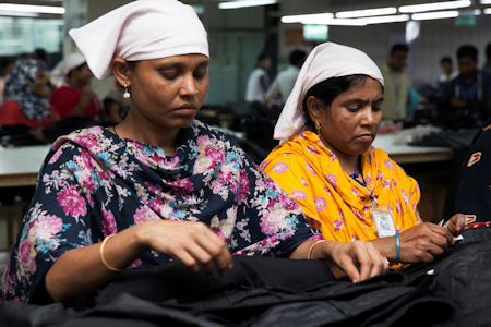 Textilworkers in Bangladesch at a sewing maschine