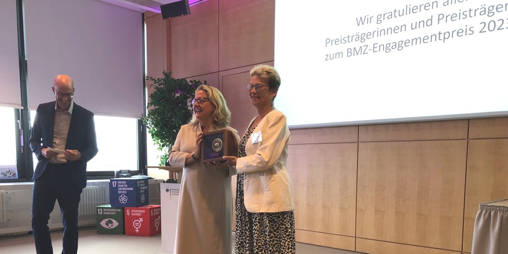 Bundesentwicklungsministerin Svenja Schulz überreicht Dr. Gisela Burckhardt den Preis 