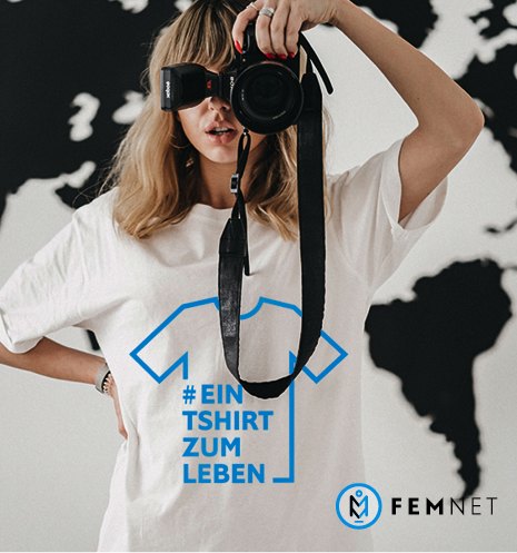 Junge Frau mit weißem, T-Shirt und Spiegelreflexkamera
