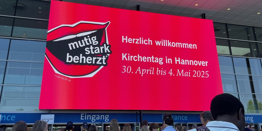 Welcome banner of the Kirchentag with the motto: courageous, strong, courageous